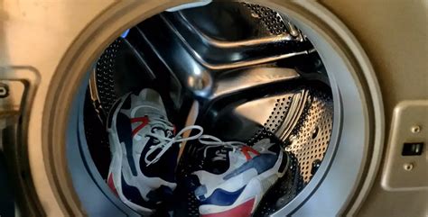 can you wash new balance sneakers in washing machine